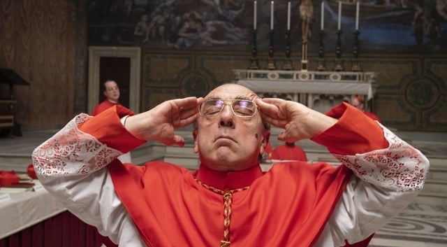Il Cardinale Angelo Voiello, interpretato da Silvio Orlando, in una scena della serie ambientata nella Cappella Sistina.