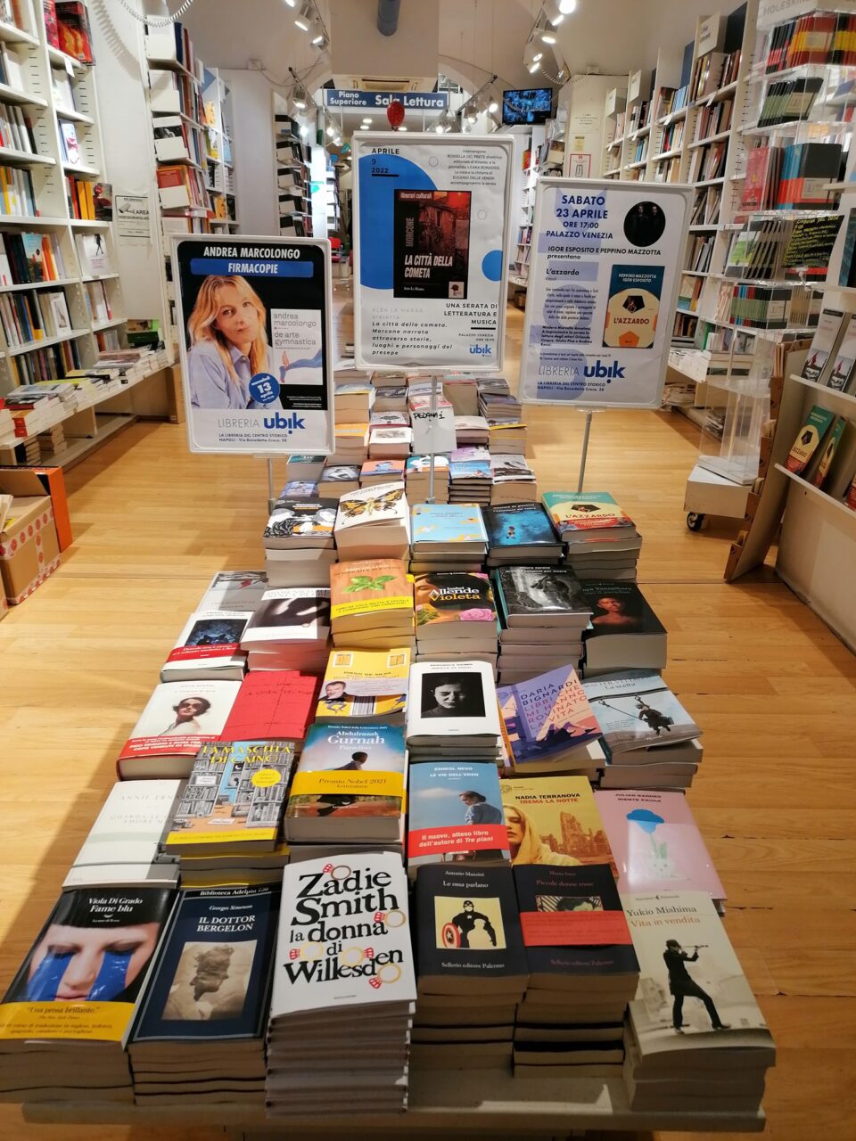 Il libro "La Città della Cometa" presso la libreria Ubik di Napoli
