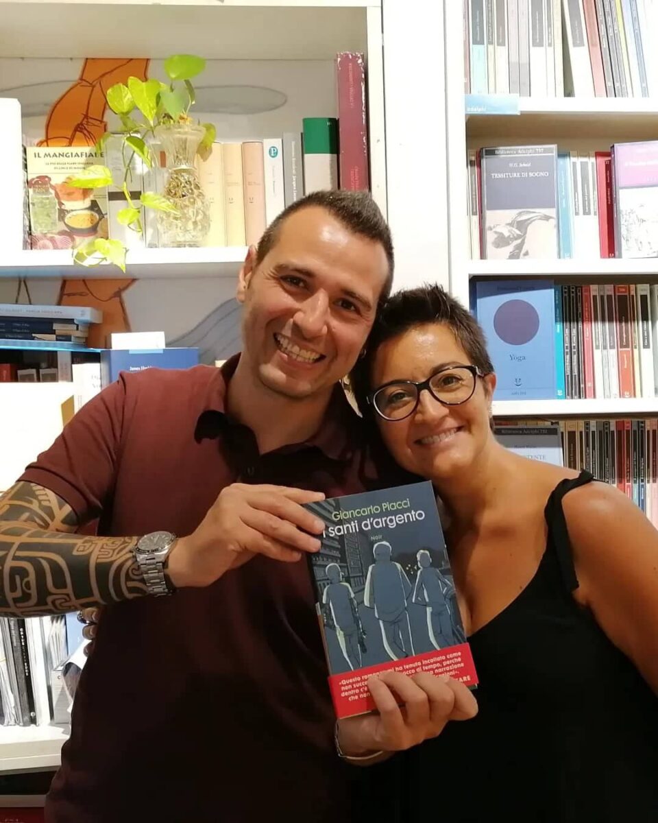 Io e Giancarlo Piacci presso la libreria Ubik di Napoli, nel giorno dell'uscita del libro "I santi d'argento"