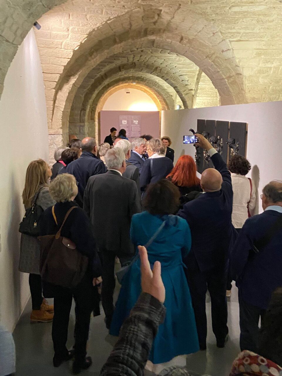 momenti del vernissage di MEMORIE IPOGEE di Emanuele Scuotto presso il museo ARCOS di Benevento, 1 aprile 2023
